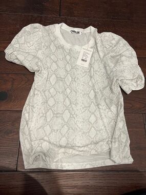 CHRLDR White snake print puff sleve Tee -